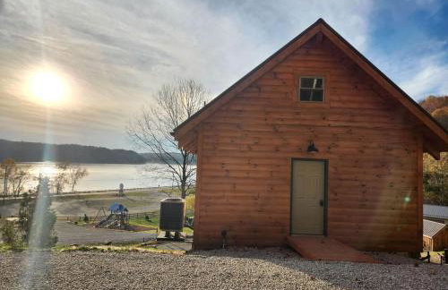Luminous Cabin near Tappan Lake with Hot-Tub, BBQ and Deck in Ohio - Foto 35