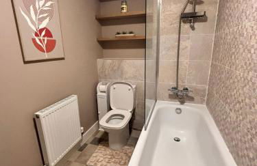 Comfortable 1BR House with Fast WiFi & Near Transport by AltoLuxo Short Lets & Serviced Accommodation - Foto 3