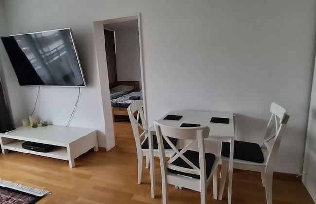 Features of Good And Night - Foto 6