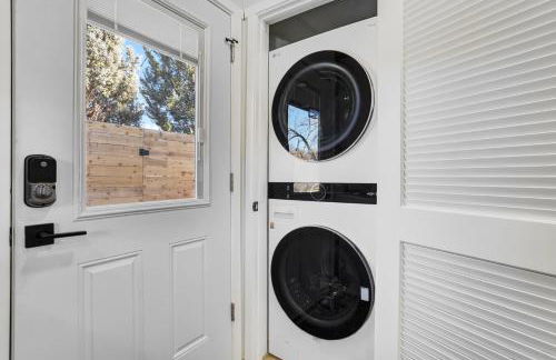 Secluded Westside Cottage - King Bed, Hot Tub, Views, Near Parks and Trails! - Foto 35