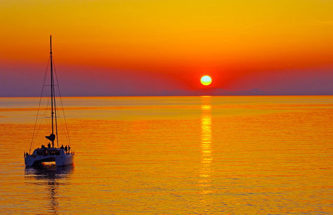 Katamaran Lagunen Tour mit BBQ: Heiße Quellen, Rote & Weiße Strände – max. 20 Pers. - Foto 2