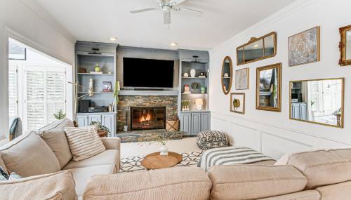 4,100-Sq-Ft Gem with Pool Table and Yard in Raleigh - Foto 2