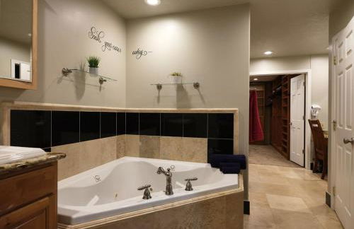 Amazing Views, Amazing Modern Broadmoor Home - Foto 65