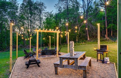 NEW! Shenandoah family & dog friendly cabin - 5 min walk river with private river access, BBQ, playground, fire pit - Foto 11