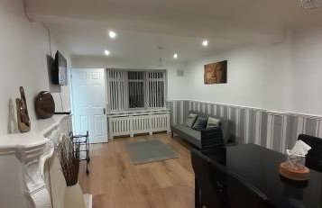 Ladbury House in Walsall near M6, Walsall Uni and Hospital, with free parking and easy access to Birmingham city centre and West Bromwich, only 20 mins to NEC and Birmingham airport, 15 mins to Villa Park, Great for contractors! - Foto 25