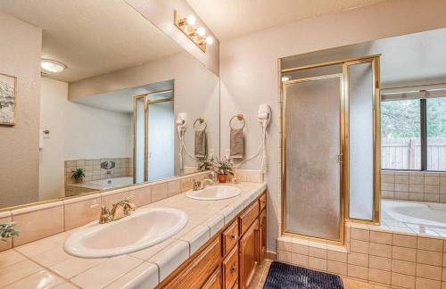 Stylish 3BR/2BA Retreat w/ Pool! Dream Getaway - Foto 24