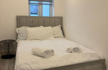 CozyNest 2BR Modern Property with Parking - Foto 23