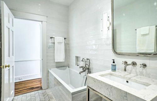 Majestic Richmond Apt with Tranquil Koi Pond! - Foto 27