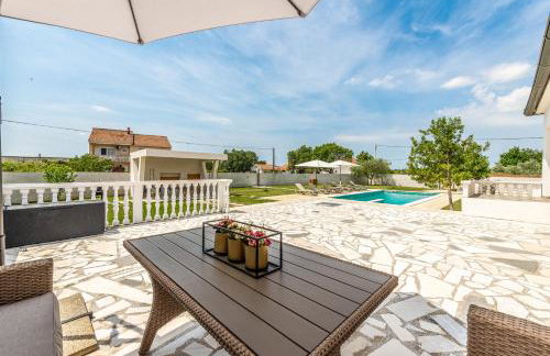 S&I Peaceful Holiday Home With Pool & Jacuzzi - Foto 47