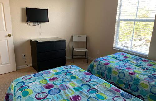 Spacious 4 BR Townhouse with 2 King Size Master Bedrooms, 3 miles to Disney, Free WiFi and Free Parking - Foto 36