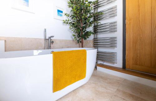 Central Penzance, Modern stylish home, Near Seafront with Gated parking - Photo 11