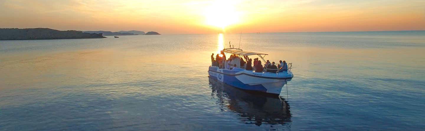 Paseo en lancha al atardecer por Fornells