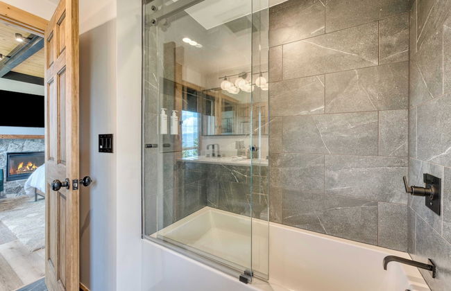 Lake View, Firepit, Game Room Remodeled Lake Tahoe Luxury Cabin by Avantstay - Foto 15