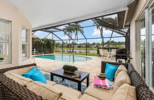 Lazy days and lake views. Beautiful Naples pool home - Foto 2