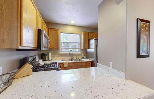 2 Bed 1 Bath with fully Stocked Kitchen - Foto 16