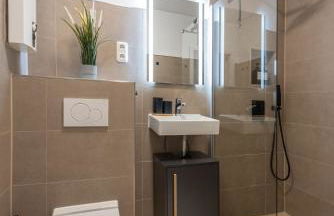 Modern, komplett saniert, in zentraler Citylage beim Kennedyplatz, voll ausgestatte Küche, offener Wohn- und Essbereich, helle Räume - Photo 6