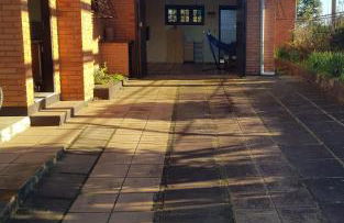 CASA COMPLETA, CENTRO, 4 Qtos, Wi-Fi, 130m quadrados, 4 Camas Casal, Churrasqueira e Apetrechos, Vasto Quintal e Varanda nos Fundos, 2 Banheiros, 9 Pessoas, Área Frontal, Garagem Coberta, Estacionamento Interno 2 Carros, Fogão a Lenha - Foto 9