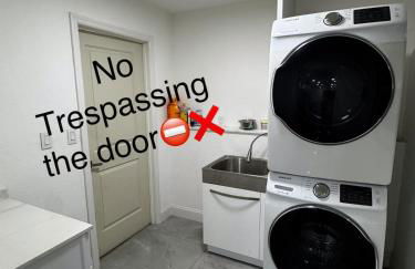 The Palm Stay Near SWF Airport laundry - Foto 24