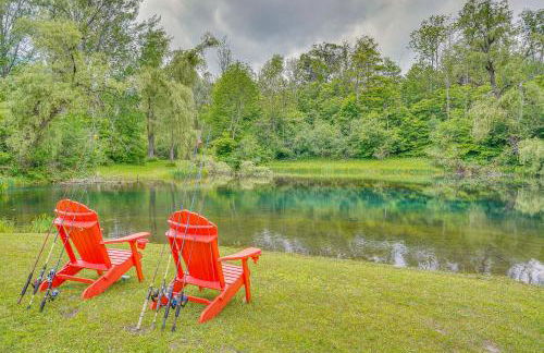 Ambient Manchester Village Abode with Deck and Pond! - Foto 3