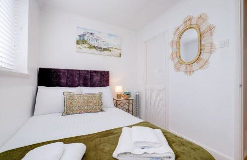 Luxury 5 BDR 2 BA House with Parking in Sandhurst By 360Stays - Photo 60