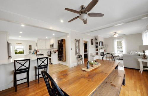 Main House - 3 Story 5 Bed 3 Bath Private Deck Courtyard Pet Friendly fee applies - Photo 19