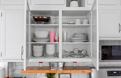 Luxe Suite with Pool Table, King Bed, 3 TVs, & Free Parking - Foto 32