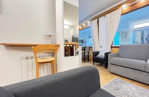 "R&P apartment", short term stay, elegant design, Bisceglie metro station, easy for San Siro and Fiera Milano, free parking - Foto 4