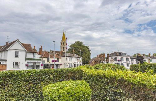 Charming 3BR Cottage Near Windsor and Sights - By Tempstay - Foto 25