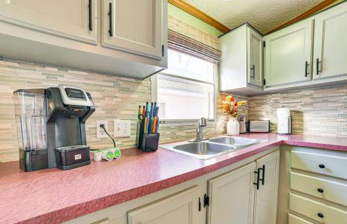 Walk to Houghton Lake! Family Retreat with Patio - Foto 9