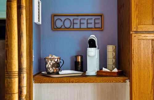 Kingsby Farmhouse - 1BR with 2 Queens & Mountain Views - Photo 10