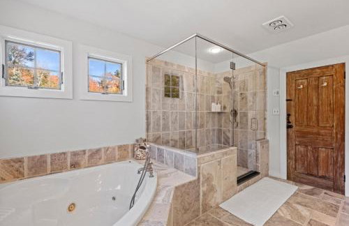 Modern Lux Cabin w Mtn Views and Fire Pit - Foto 17