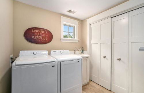 Lake Effect 3BR Home Steps to Everything 27 - Foto 79