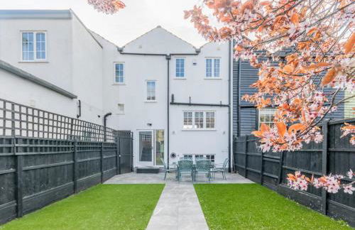 4-Bedroom Seafront House in Southend Sea Views - Pass the Keys - Foto 48