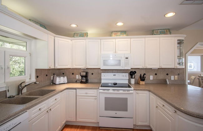 Spacious Ocean View Home w/ New Furniture, Huge Deck, & Wifi - Foto 16