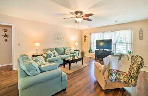 Oak Island Home with Fenced Yard, Walk to Long Beach - Foto 7