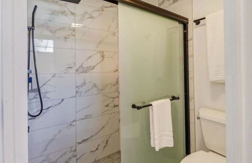 Sunshine days Stunning pool home. Gated community - Photo 18