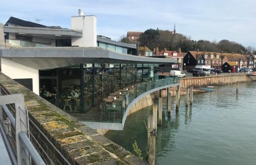 Unique seafront 2 bedroom 2 bathroom apartment - Foto 43