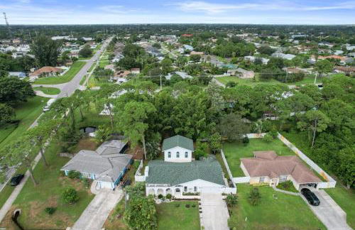 Chic 4BR Home Hot Tub Game Room - Foto 56