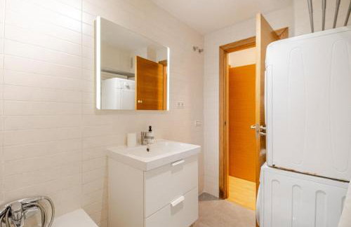 Explore Málaga from a Modern Apartment - Photo 3