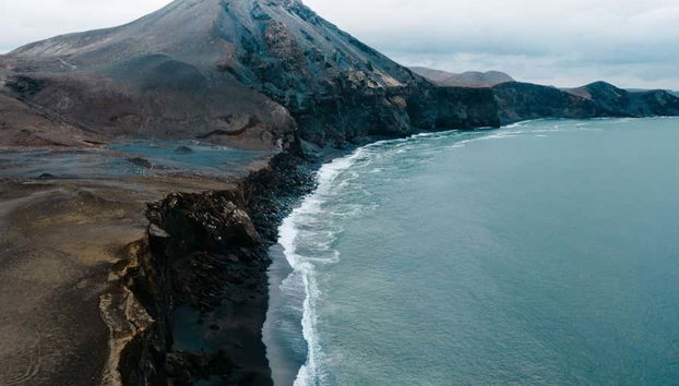 Reykjanes Peninsula Day Trip & Volcano Hike - Photo 2, See the black basalt beach at Lake Kleifarvatn