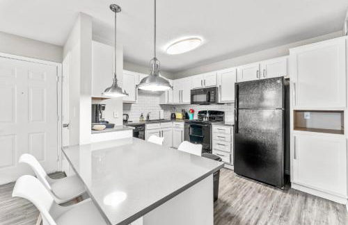 Spacious 2BR King Suites w Pool, Gym, Laundry - Close to Downtown - Foto 7