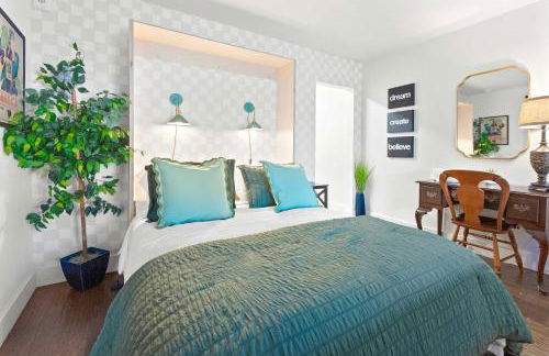 Theatre Retreat 2 Bedroom Loft - 1 Blk from Theatres - Foto 3