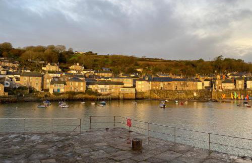 The Old Gallery - Charming Coastal Escape For Two - Photo 22