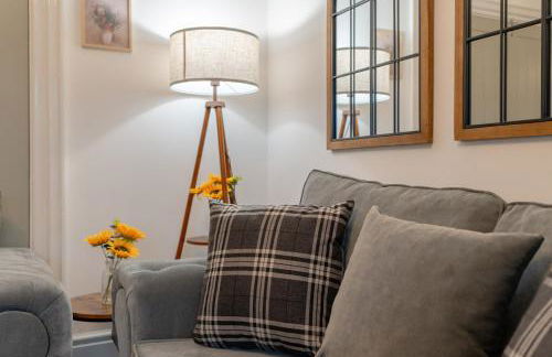 Glenroy Place - sleeps 7, private drive, log burner - Foto 7