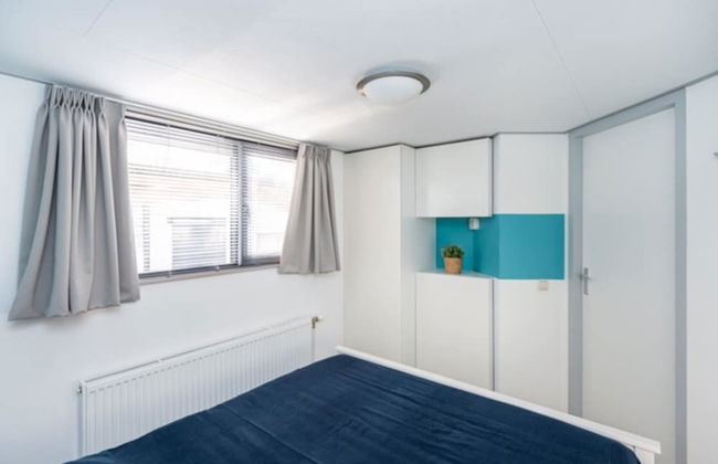 Chalet in Goedereede Near North Sea Beach - Photo 2