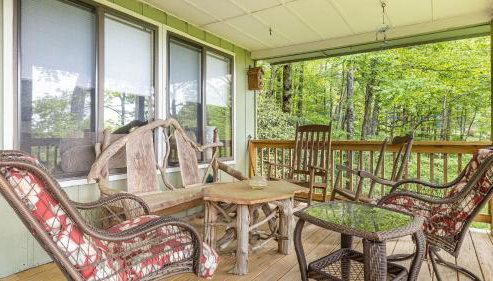 Deck w/ Forest Views, Ping Pong Blue Ridge Mtn Escape Ash Vale by Avantstay - Foto 3, Other