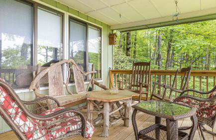 Deck w/ Forest Views, Ping Pong Blue Ridge Mtn Escape Ash Vale by Avantstay - Foto 4