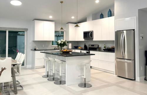 Beautiful Modern House with Private Saltwater pool - Foto 10