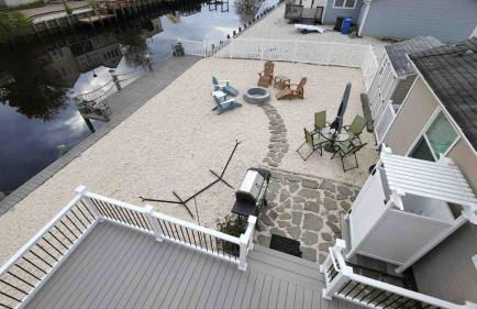 Waterfront retreat minutes from the beach - Foto 30