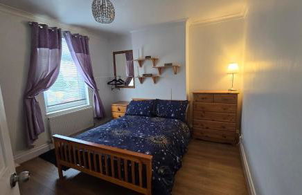 Mayfield , 2 bed slp 6 Roomy dog friendly Gosport town house - Photo 2